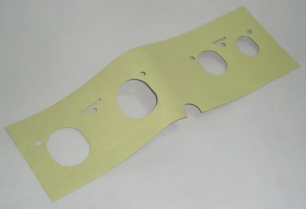 Gelbes Schutzblatt mit mehreren Ausschnitten, möglicherweise für eine Daikin-Heizung. Das Material scheint dünn und flexibel zu sein.